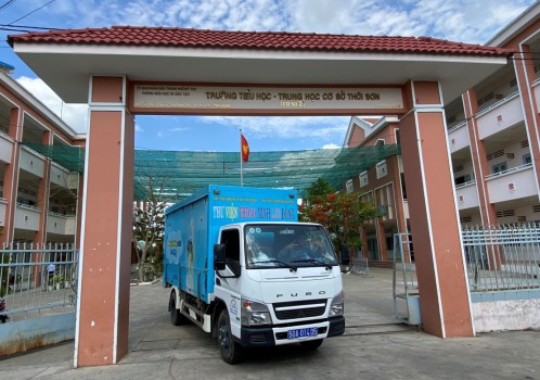Chuyến xe Thư viện thông minh lưu động tại Trường Tiểu học - Trung học cơ sở Thới Sơn, thành phố Mỹ Tho.