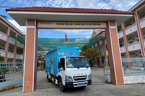 Chuyến xe Thư viện thông minh lưu động tại Trường Tiểu học - Trung học cơ sở Thới Sơn, thành phố Mỹ Tho.