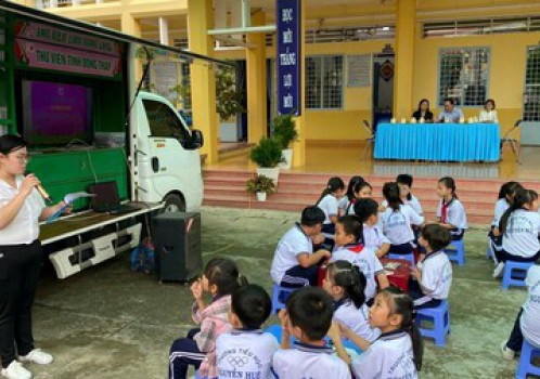 Xe Thư viện thông minh lưu động đến với Trường Tiểu học Nguyễn Huệ