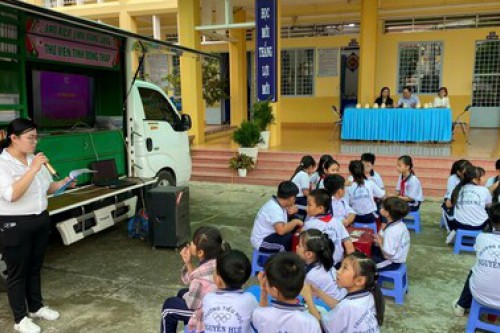 Xe Thư viện thông minh lưu động đến với Trường Tiểu học Nguyễn Huệ