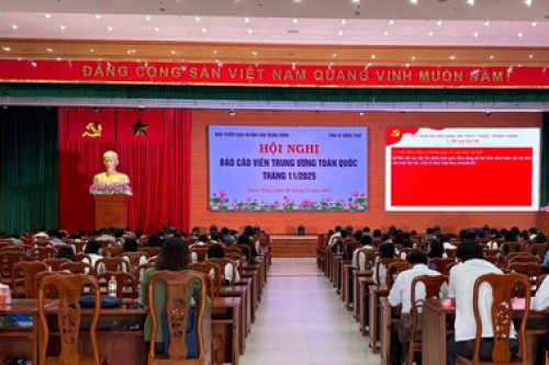 Triển lãm sách và xếp sách nghệ thuật phục vụ Hội nghị Báo cáo viên Trung ương toàn quốc tháng 11 năm 2025