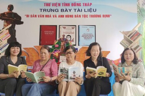 Trưng bày tài liệu và tổ chức mô hình Thư viện lưu động phục vụ Lễ Tưởng niệm 162 năm Ngày Anh hùng dân tộc Trương Định tuẫn tiết