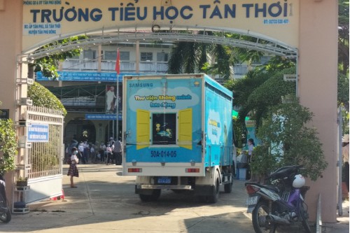 Xe thư viện lưu động thông minh đến trường Tiểu học Tân Thới - huyện Tân Phú Đông