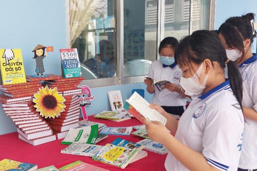 THƯ VIỆN TIỀN GIANG TRIỂN LÃM SÁCH  TẠI NGÀY HỘI ĐỌC SÁCH VỚI CHỦ ĐỀ:  “SÁCH: NHẬN THỨC – ĐỔI MỚI – SÁNG TẠO”  Ở XÃ THỚI SƠN