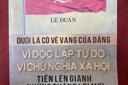 Dưới lá cờ vẻ vang của Đảng vì độc lập, tự do vì chủ nghĩa xã hội tiến lên giành những thắng lợi mới