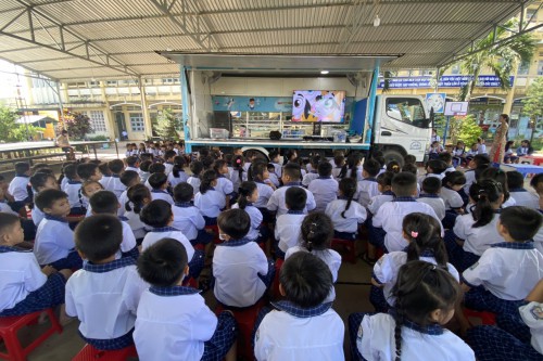 Xe thư viện lưu động tại trường Tiểu học Phú Thạnh, Tân Phú Đông