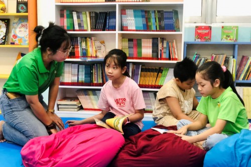 Các em học sinh trung tâm toán tư duy Vinabacus tham gia học thực hành tại Thư viện tỉnh Tiền Giang