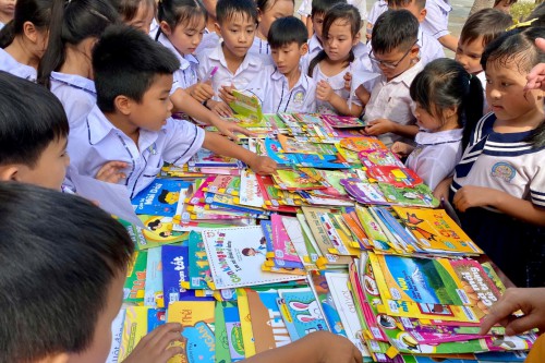 Ngày hội đọc sách với chủ đề “Khai trường cùng vui đọc sách” tại Trường Tiểu học – THCS Phú Tân