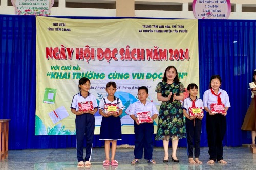 Ngày hội đọc sách với chủ đề “Khai trường cùng vui đọc sách” tại Trường Tiểu học Tân Hòa Đông