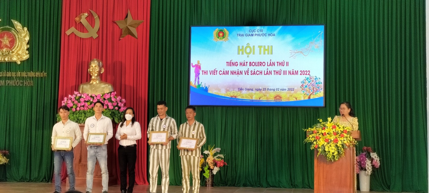 Bà Nguyễn Thị Kim Chi - Phó giám đốc Sở Văn hóa thể thao và du lịch Tiền Giang trao giải thưởng cho các thí sinh